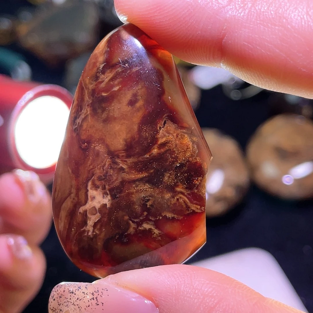 琥珀裸石未镶嵌。