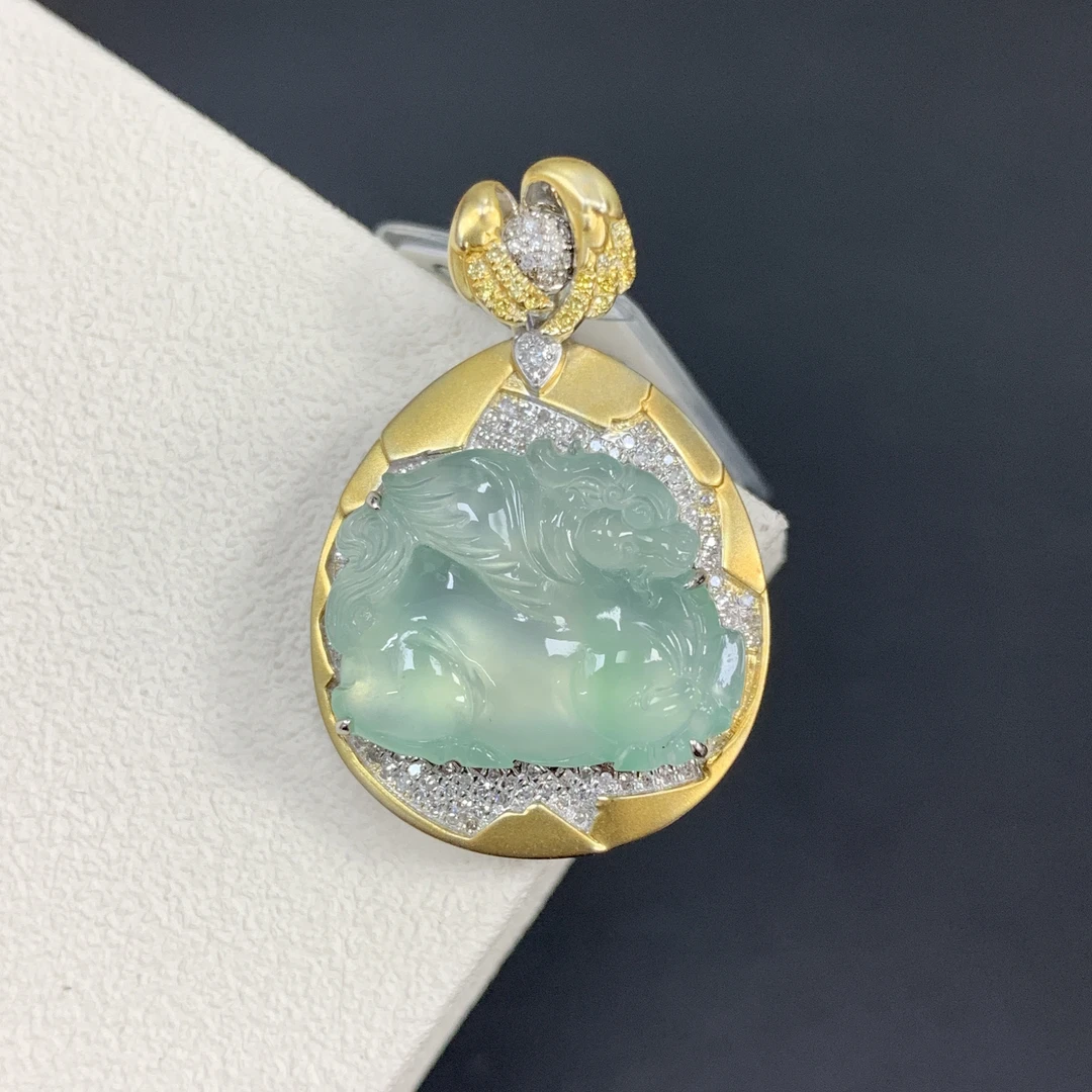 附自然光视频高冰晴水底麒麟设计款翡翠玉石缅A气质18k轻奢