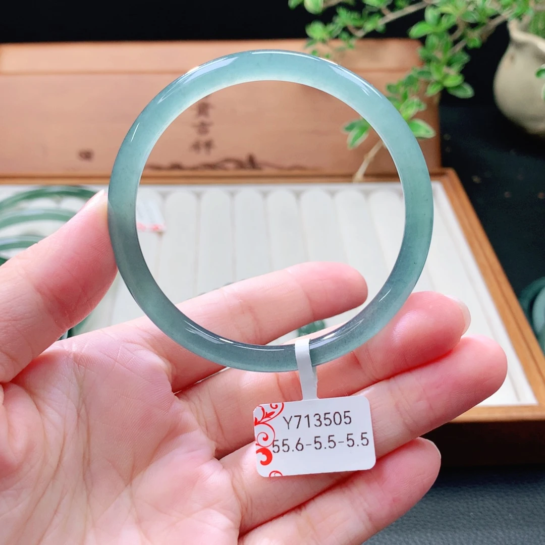 未镶嵌手镯（圆镯）翡翠