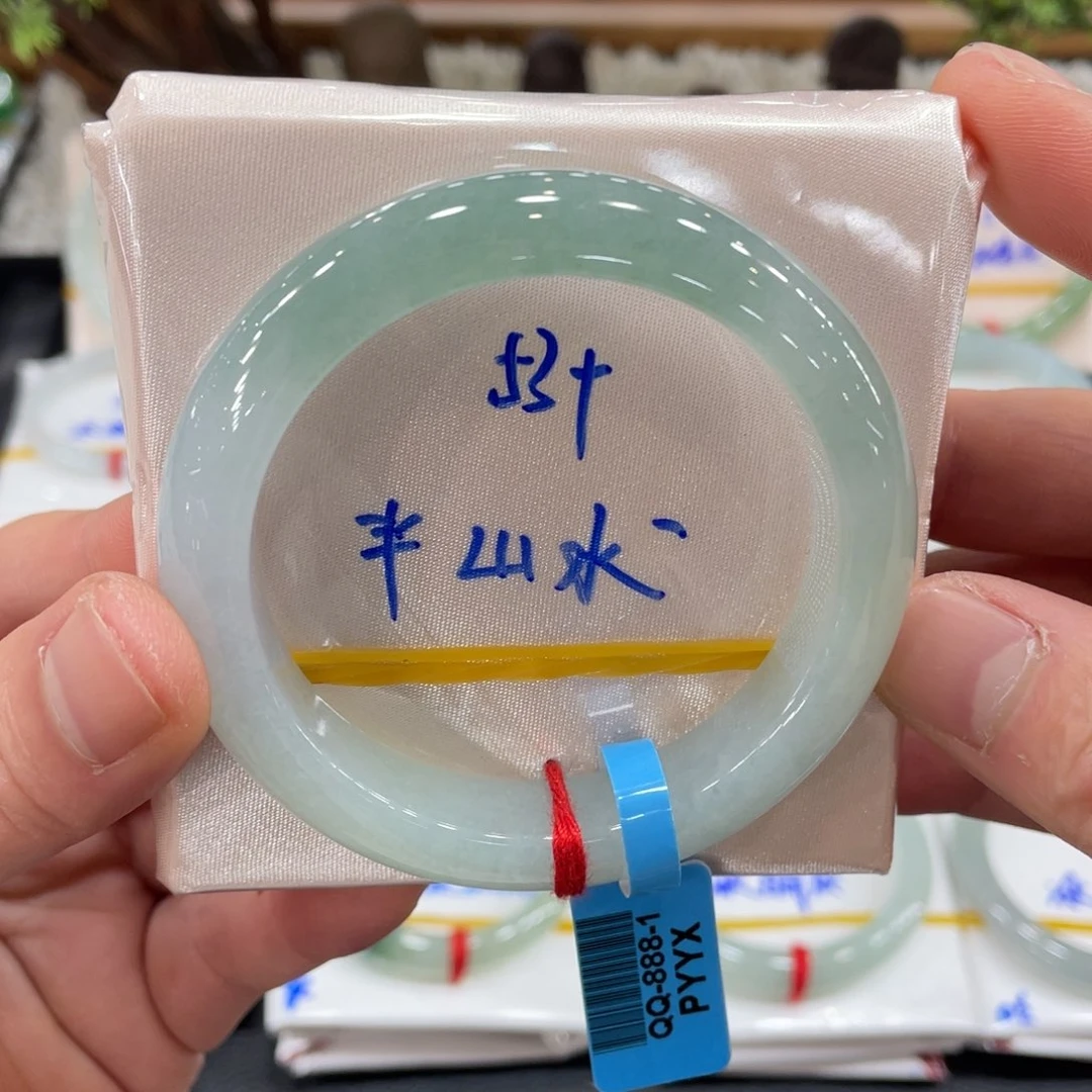 翡翠手镯未镶嵌翡翠