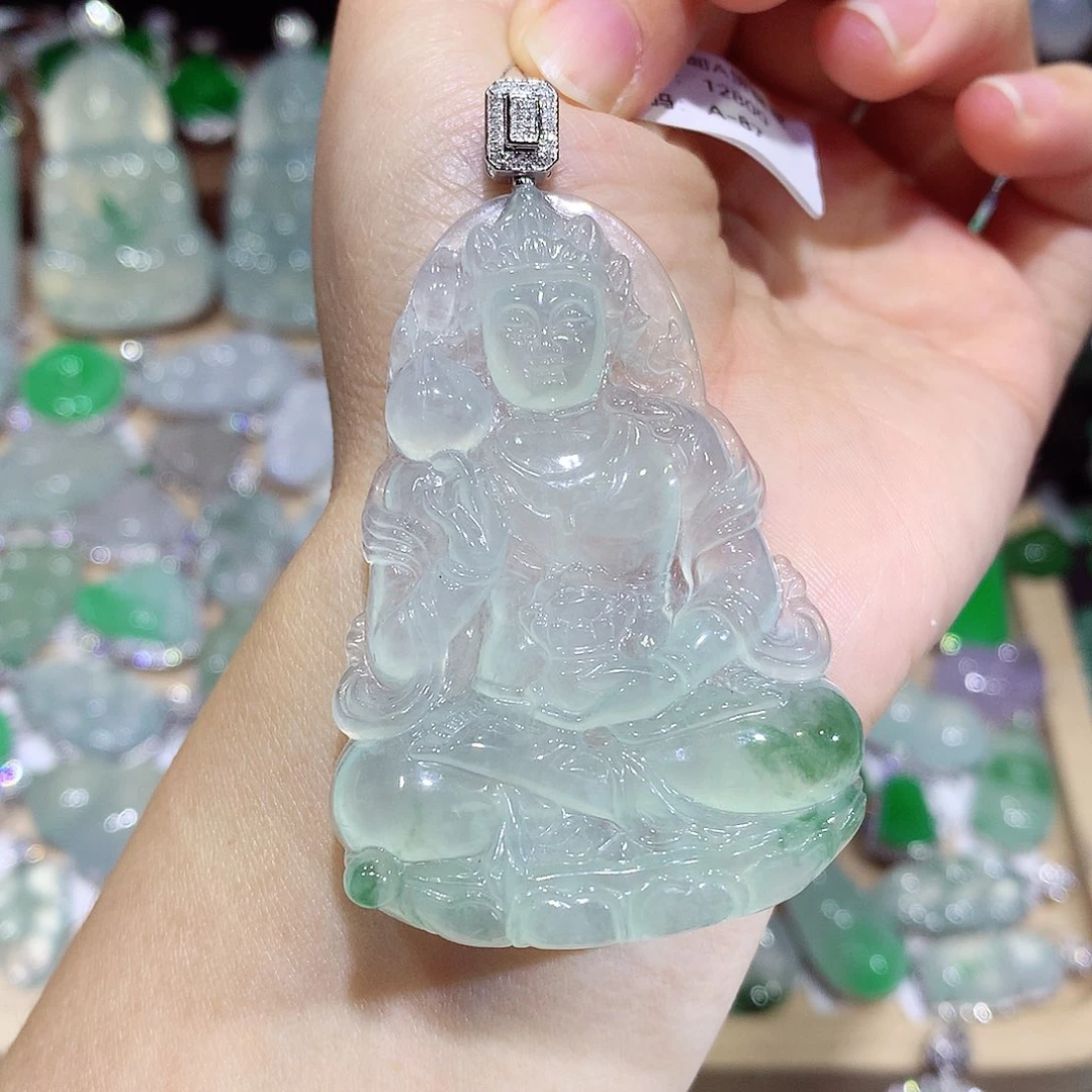 颈饰18K金镶嵌翡翠观音