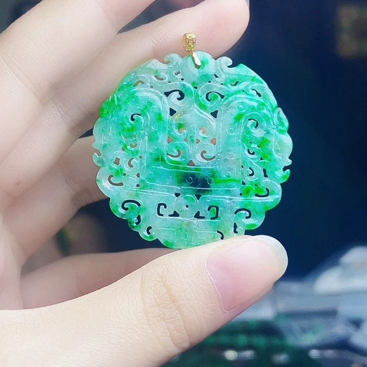 颈饰18K金镶嵌翡翠多样性