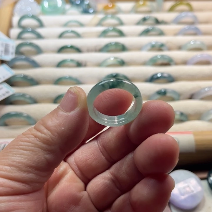 翡翠未镶嵌戒指飘花