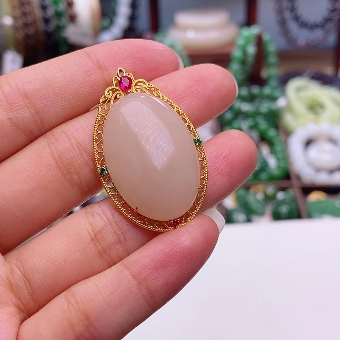 和田玉未镶嵌颈饰清货价老坑料浓红粉金镶鸽子蛋