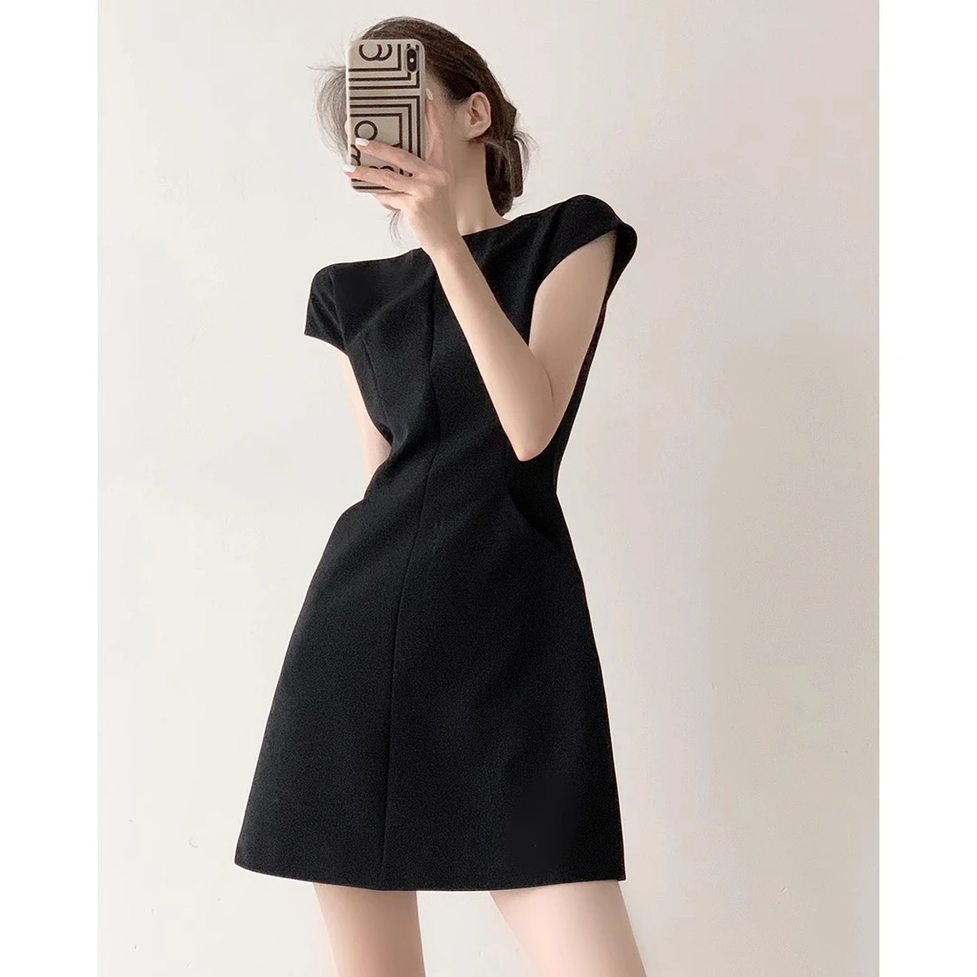 法式赫本风高级感小黑裙女小众设计收腰显瘦小个子短袖黑色连衣裙