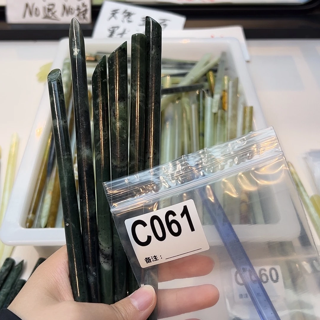 宁***悦未镶嵌蛇纹石玉发饰