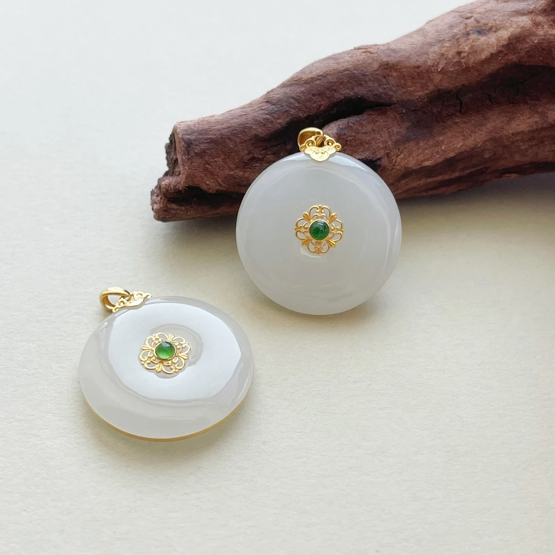 【小宝珠宝】25 T85953-18K金镶嵌和田玉吊坠—多样性发一件-24×5mm