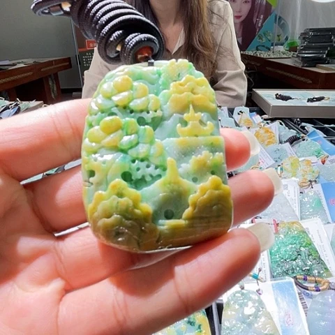 翡翠未镶嵌颈饰一个