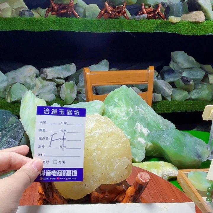郑***姐蛇纹石玉未镶嵌纯天然岫玉摆石摆件