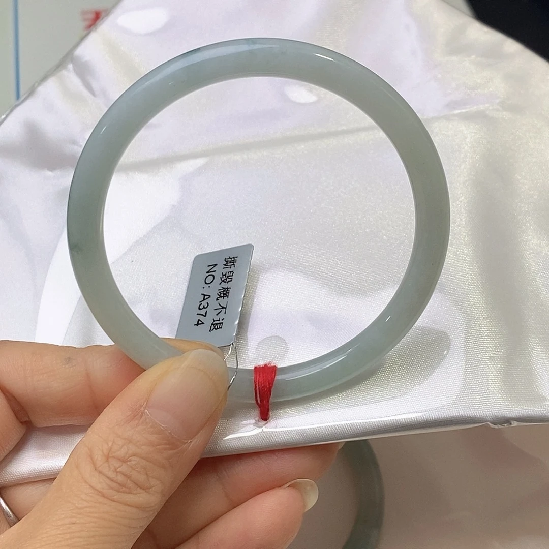 翡翠未镶嵌手镯（圆镯）56.8