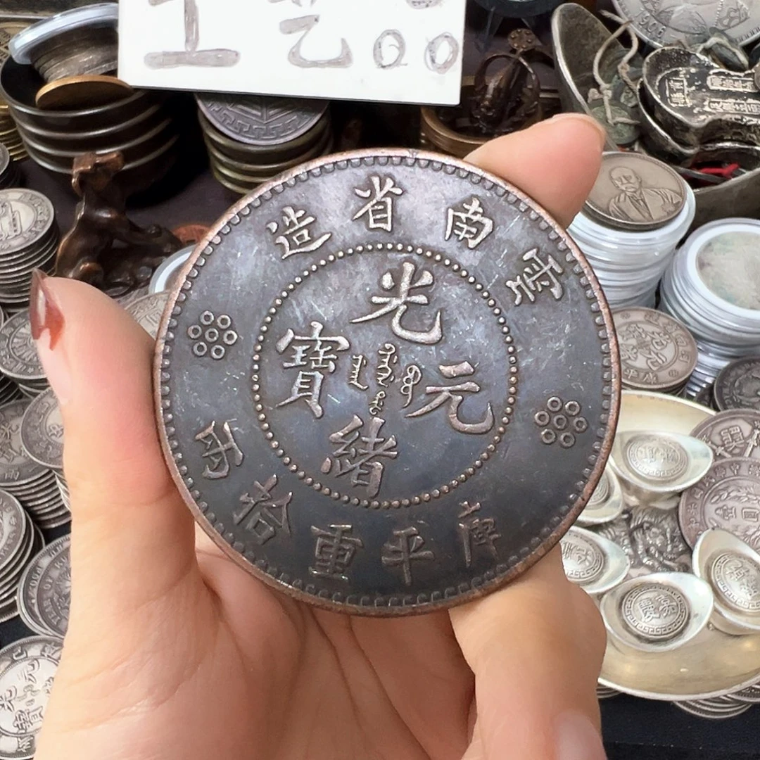 金属银元复古风格摆件