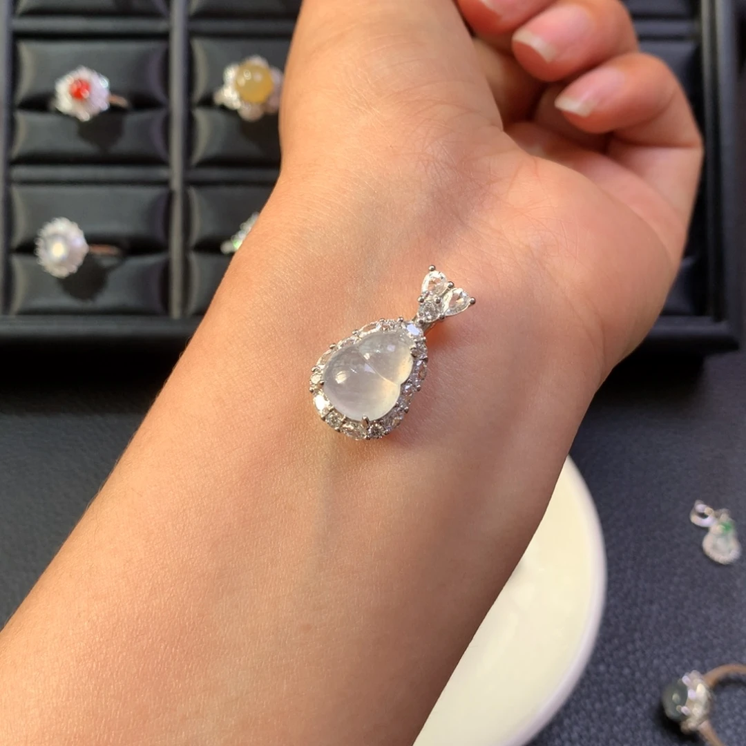 奥***耶翡翠银S925镶嵌颈饰