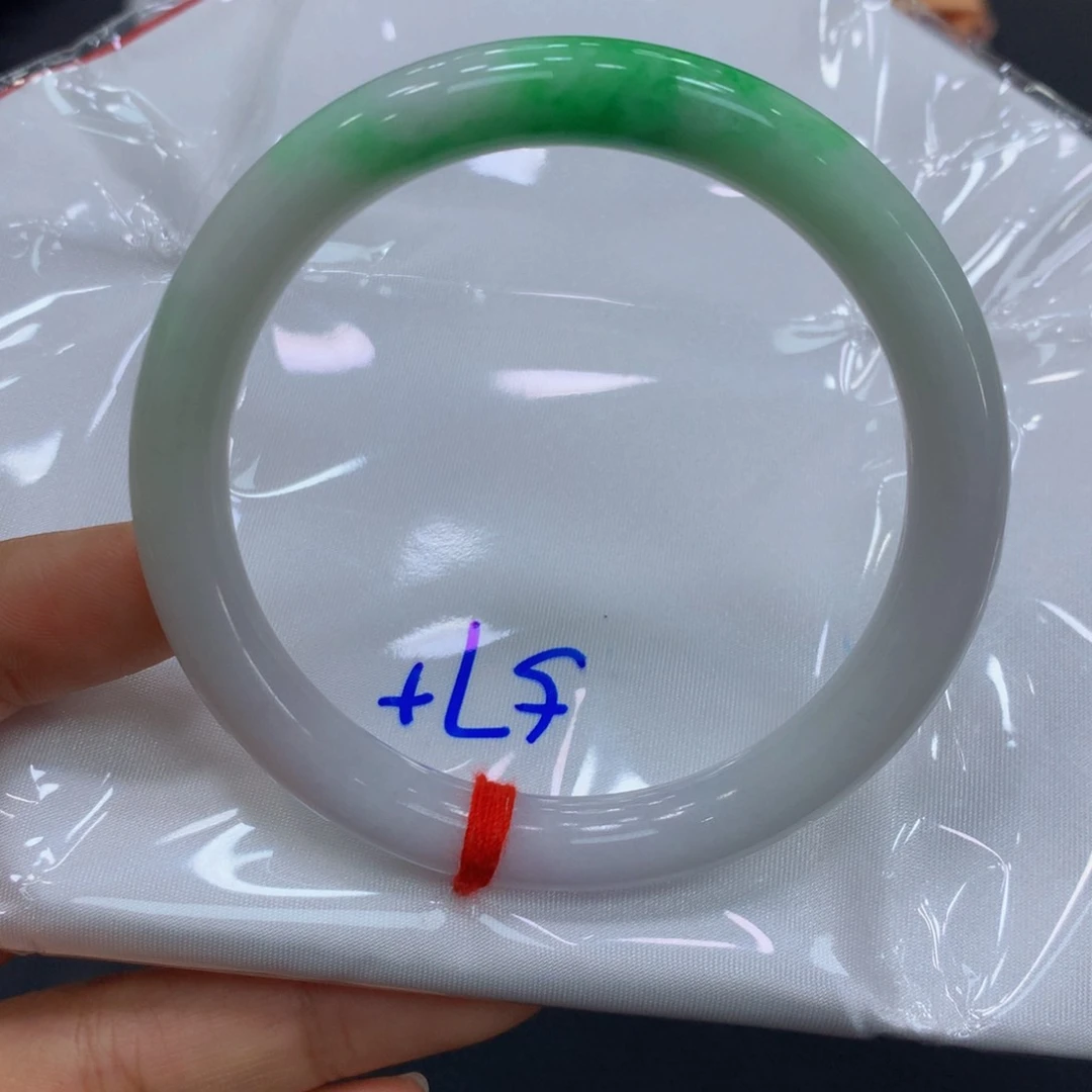 翡翠手镯未镶嵌翡翠