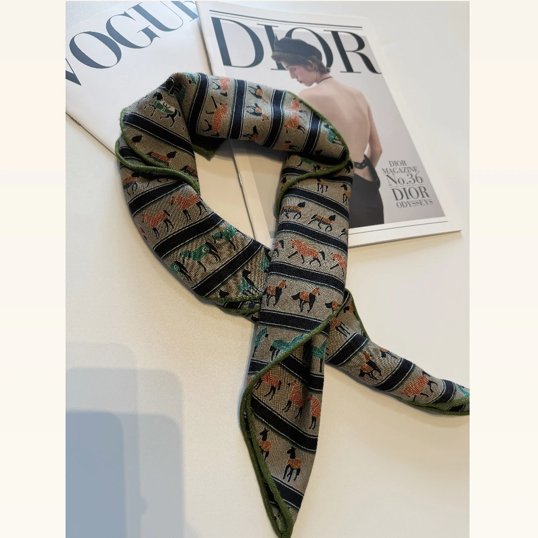 经典“小马列队”彩色方巾