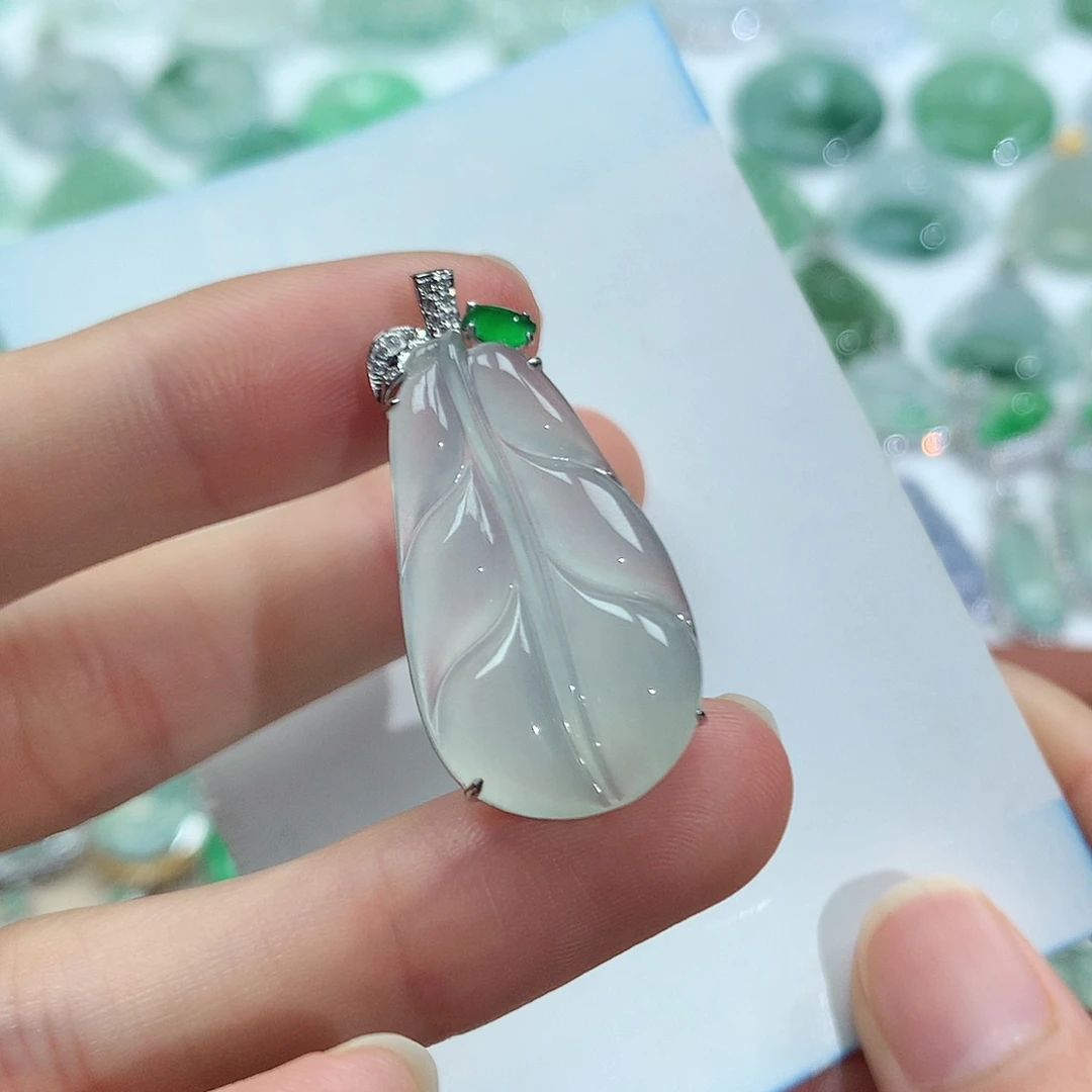 翡翠18K金镶嵌颈饰叶子