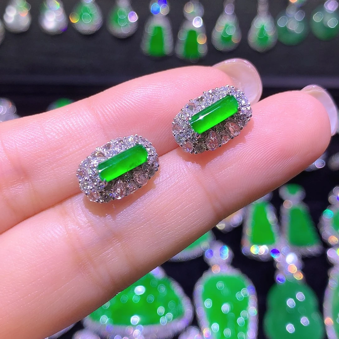 翡翠18K金镶嵌耳饰高冰满绿起光无事柱耳钉