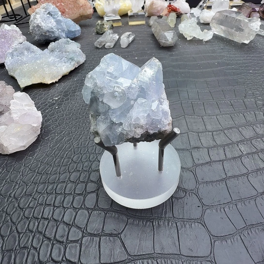 L***y石材天然水晶摆件