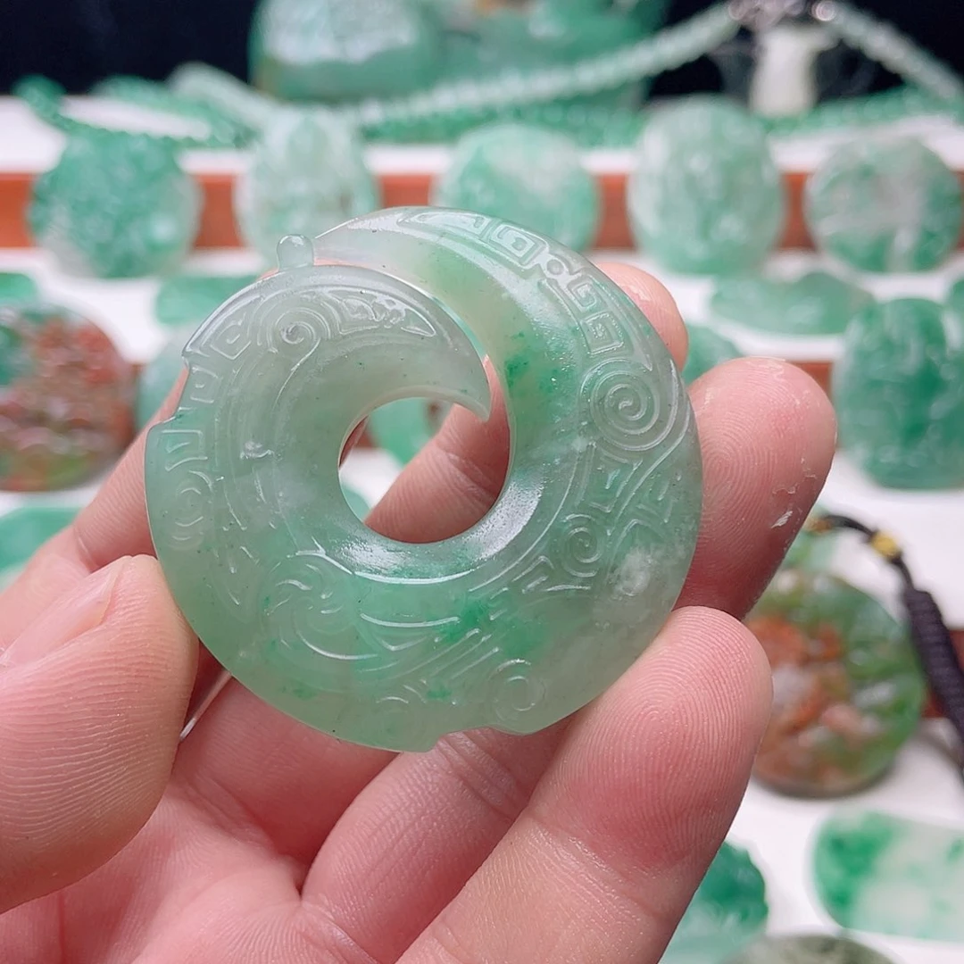 颈饰未镶嵌石英质玉