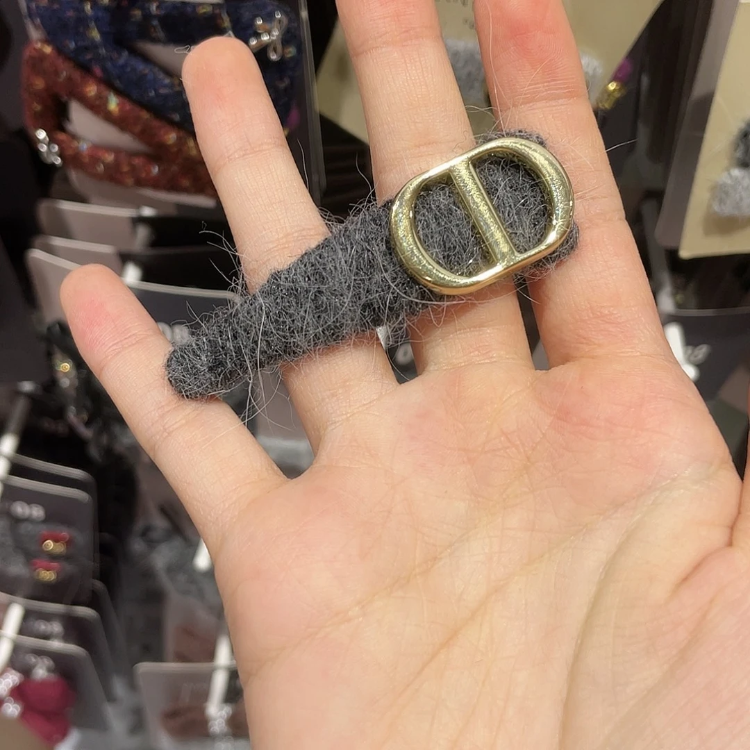 布艺非金属深灰猪鼻子一只