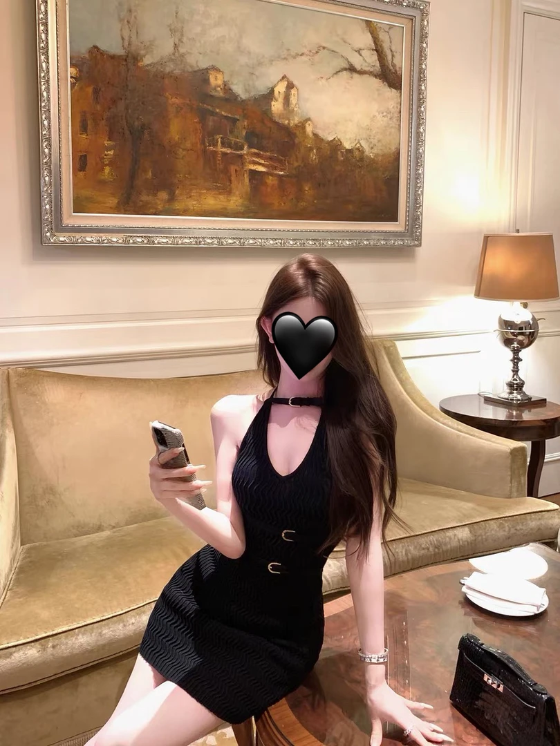 金属扣V领挂脖吊带连衣裙女夏季时尚气质收腰显瘦针织短款包臀裙