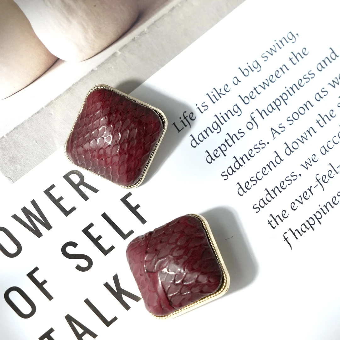 铜合金皮质耳饰 桑提娜欧美蟒纹皮方形安哥拉红艾玛耳钉L0273