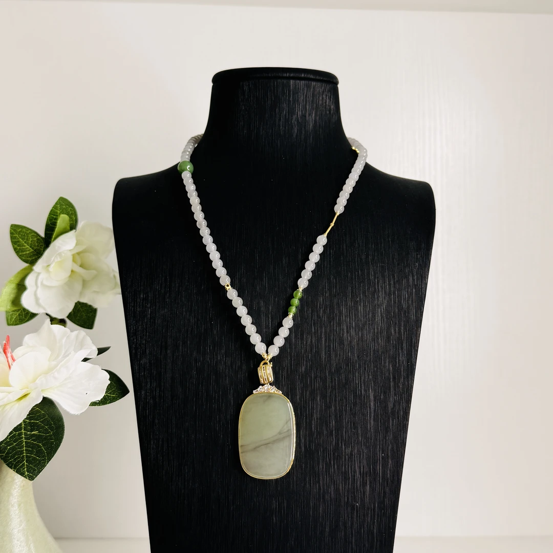 壹屿珠宝    和田玉典藏无事牌颈饰