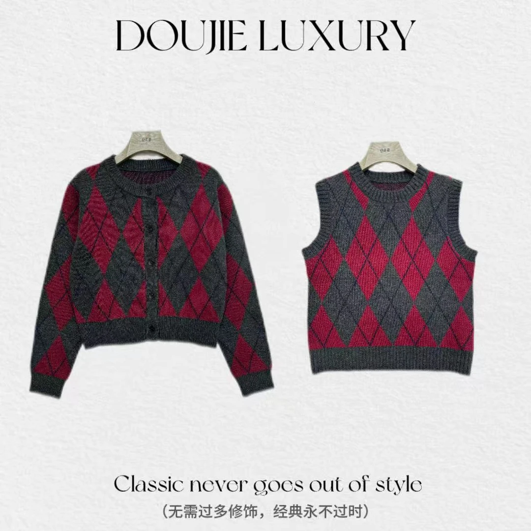 【兜兜】红色菱格 复古风保暖毛衣开衫+马甲两件套装 井254445