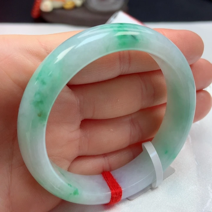 翡翠手镯未镶嵌54圈