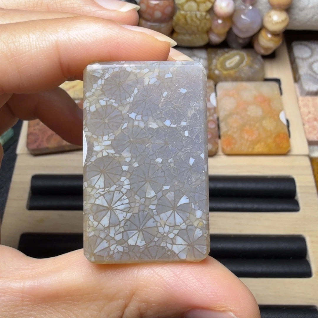 硅化玉未镶嵌很稀少的瓷片荷叶花