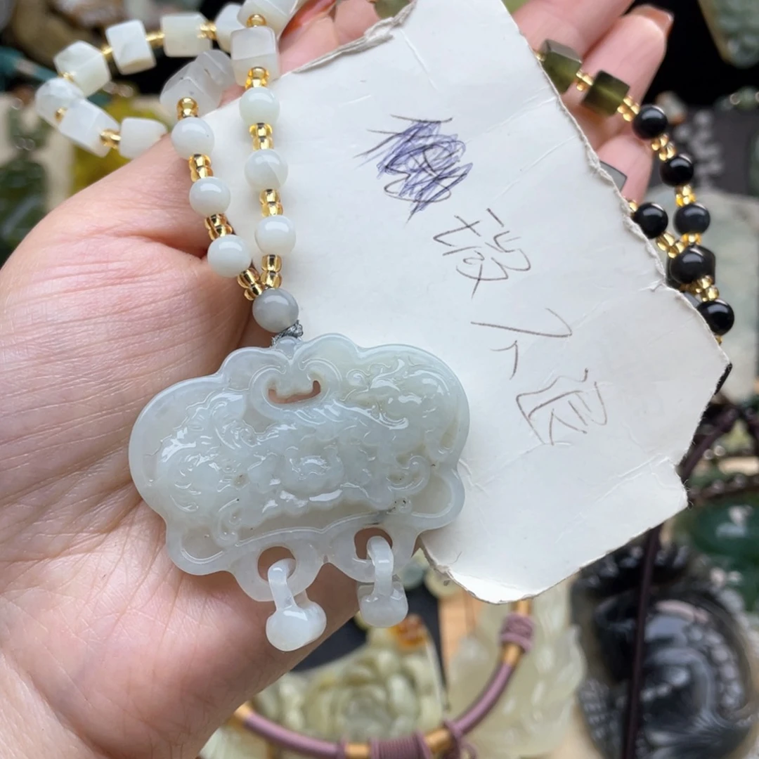 蛇纹石玉颈饰未镶嵌