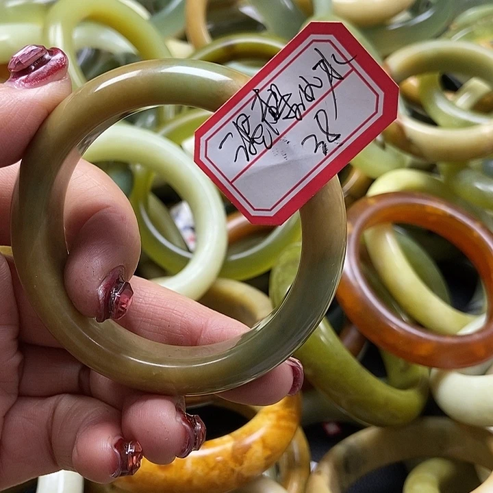 蛇纹石玉手镯未镶嵌温**水