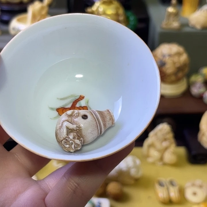 郭***服瓷片精致雕刻工艺品
