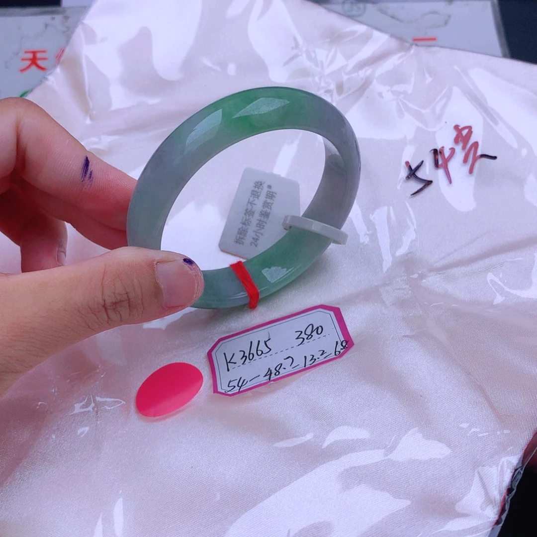 翡翠手镯未镶嵌翡翠