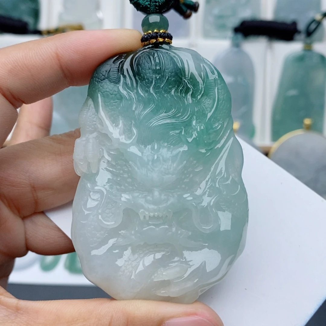 翡翠未镶嵌颈饰龙