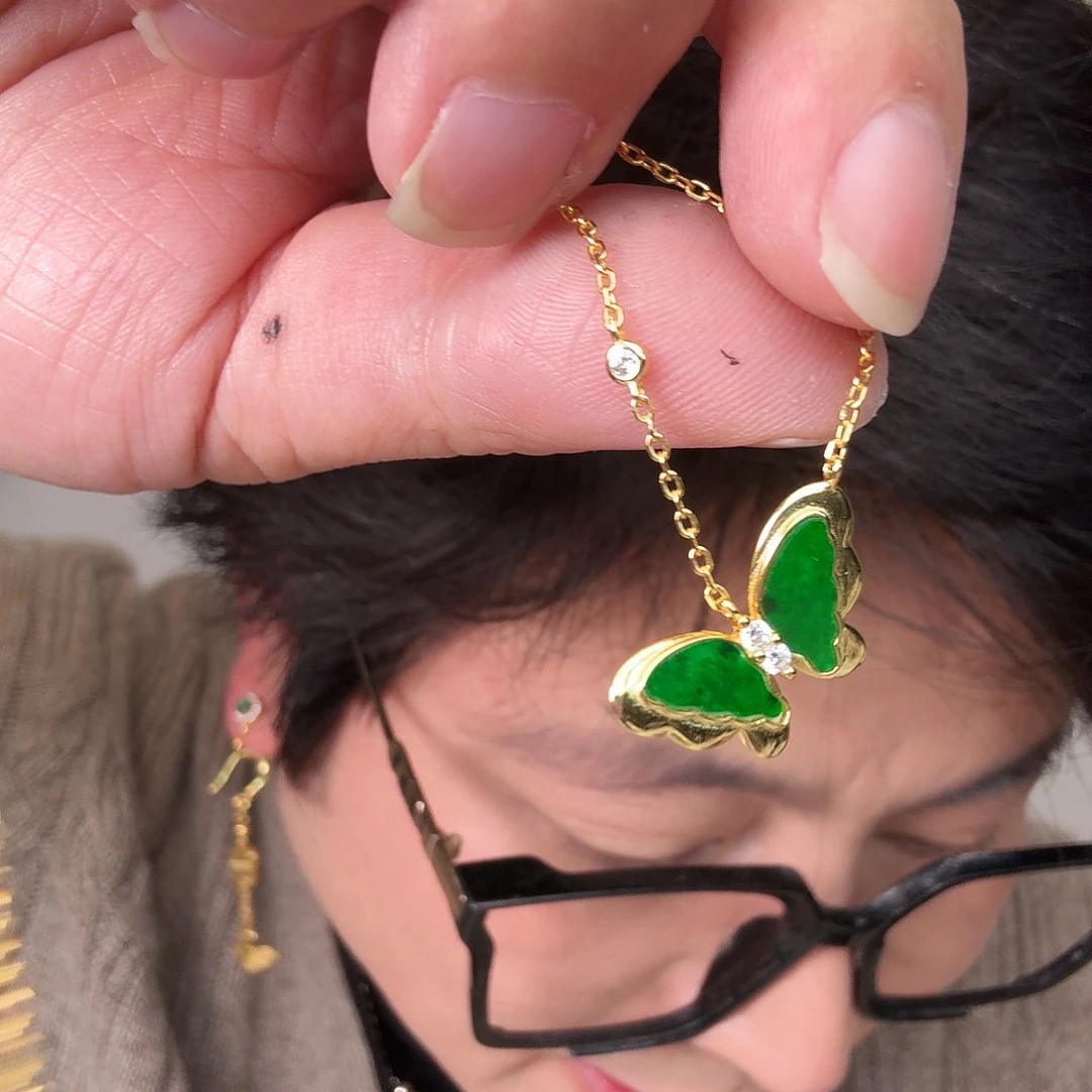 翡翠未镶嵌颈饰一件