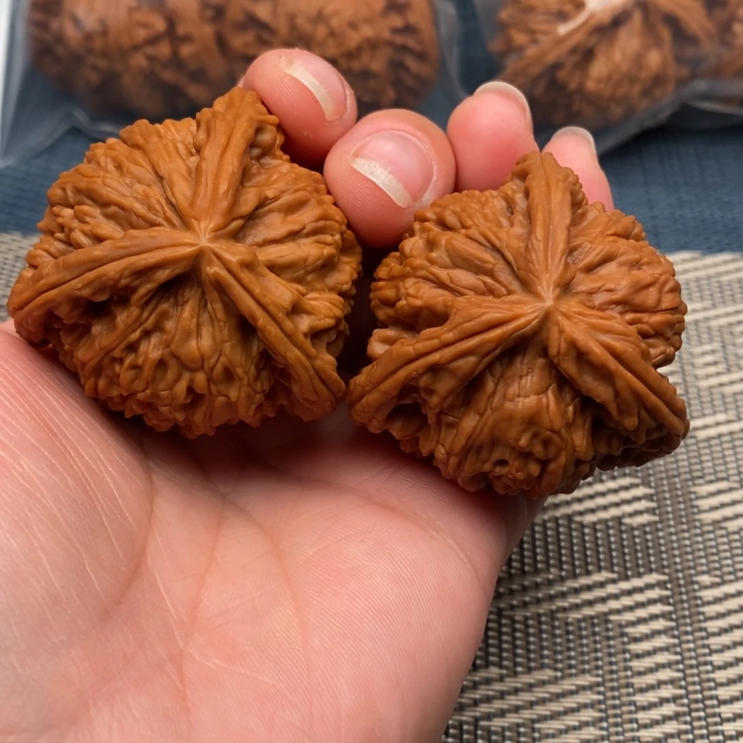 謨***烨文玩核桃吊坠三棱