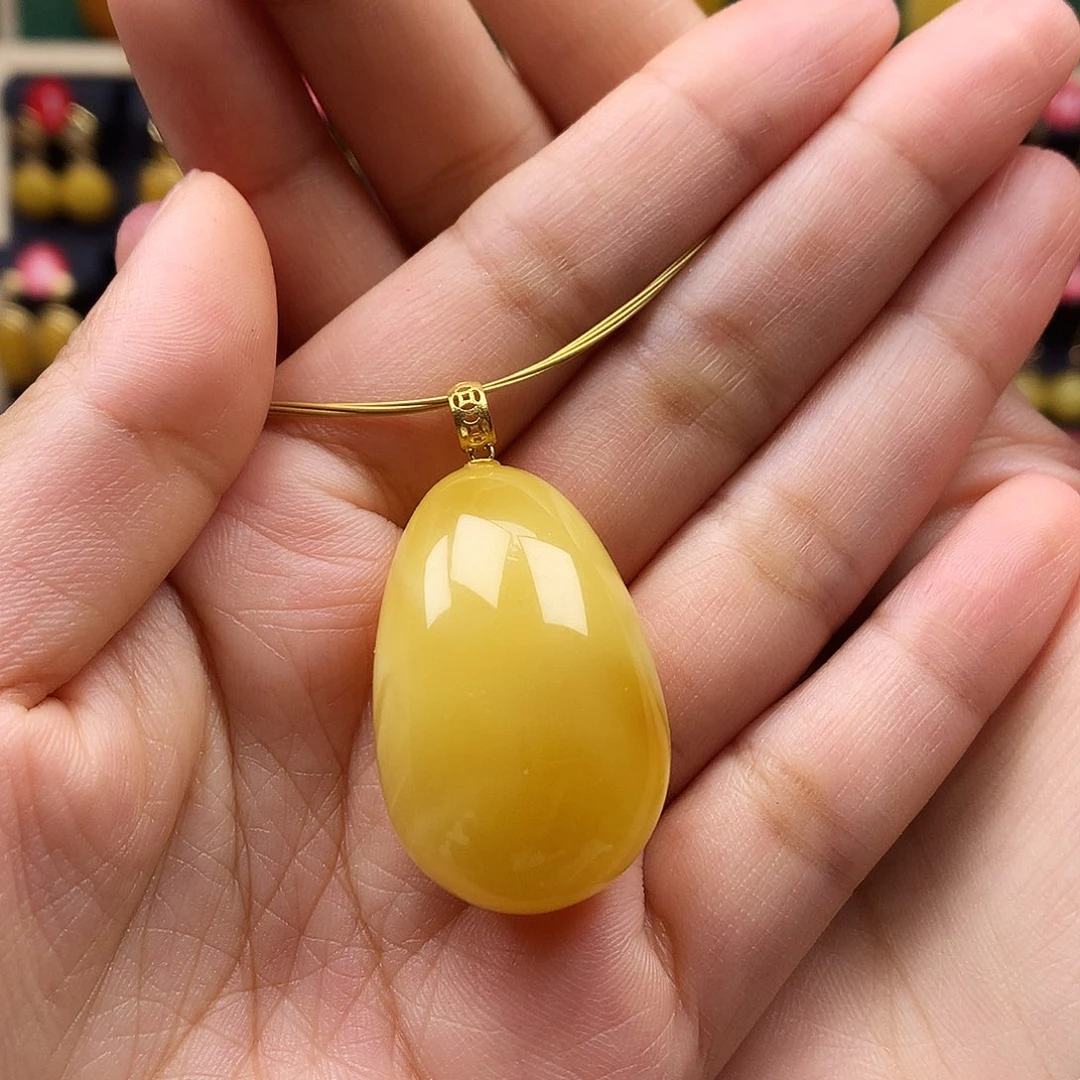 蜜蜡18K金镶嵌颈饰吊坠