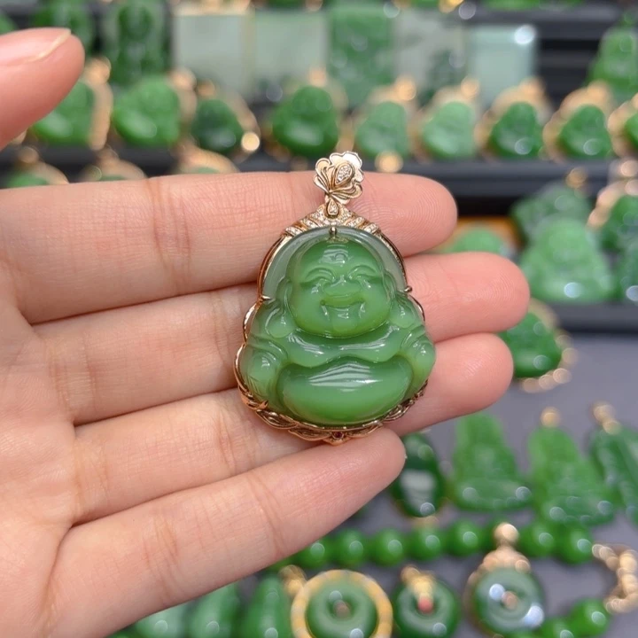 颈饰18K金镶嵌和田玉（碧玉）