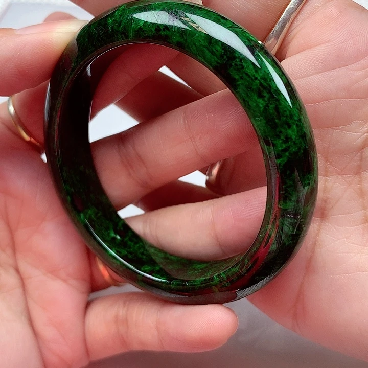 翡翠手镯未镶嵌翡翠