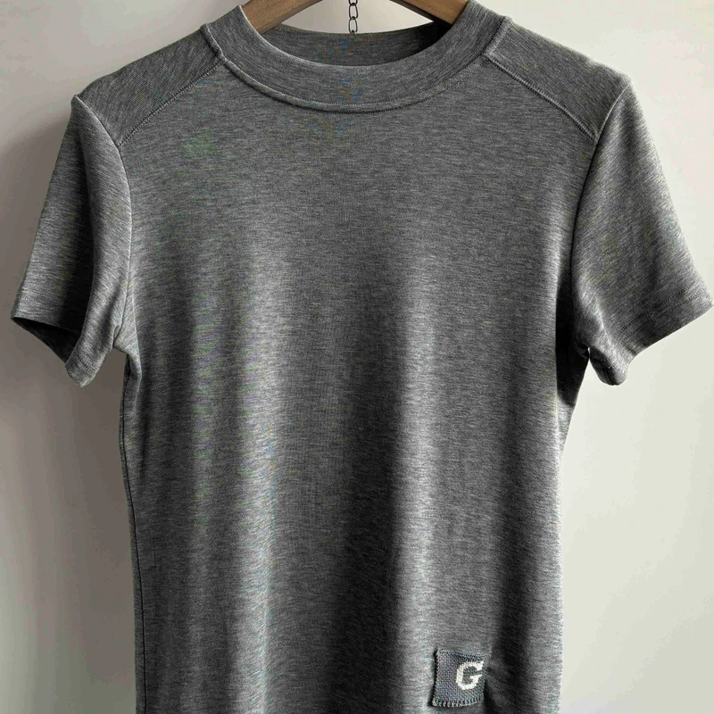 【YANAG】新品25春夏针织LOGO标装饰基础挺廓舒适干练T恤女