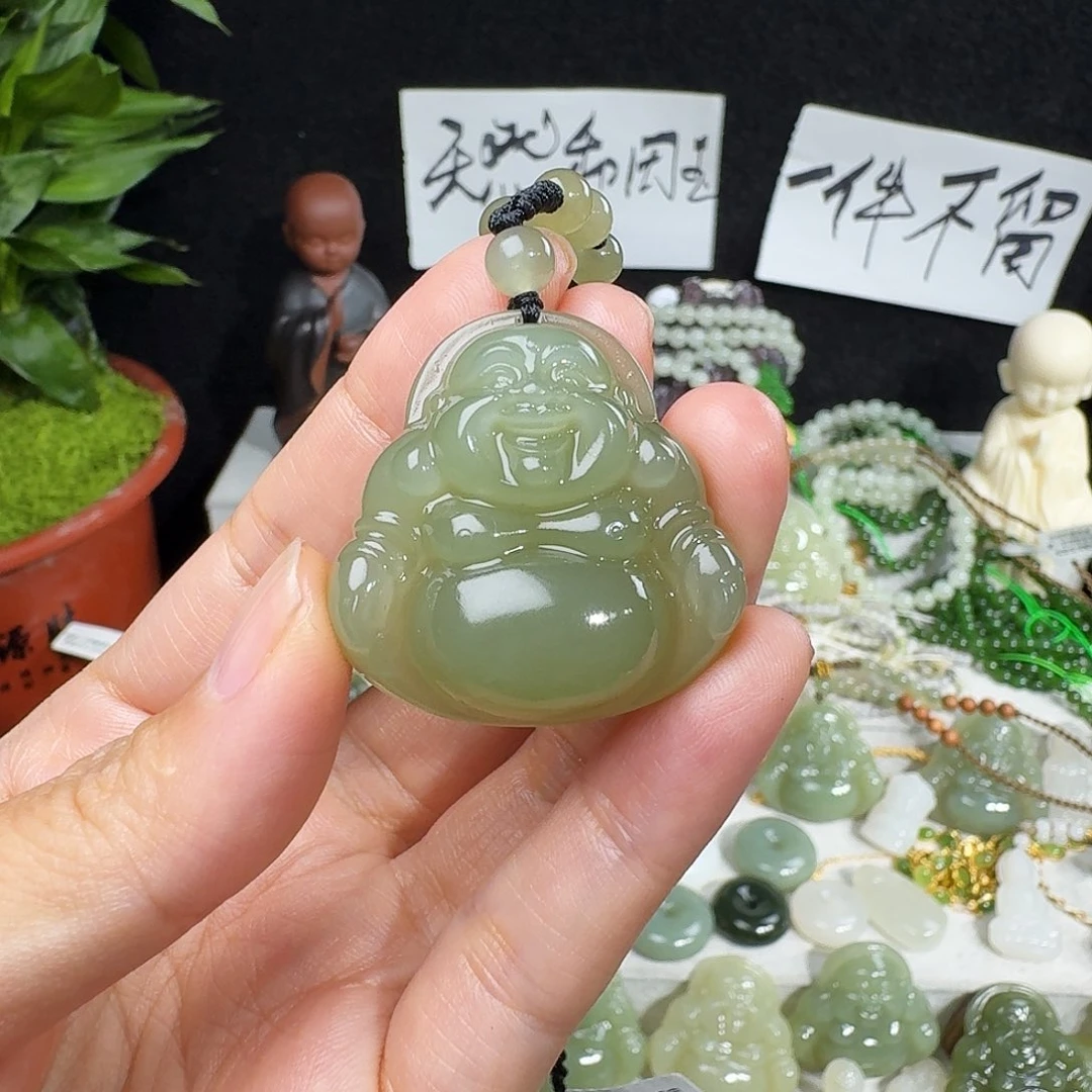 小****和田玉未镶嵌颈饰