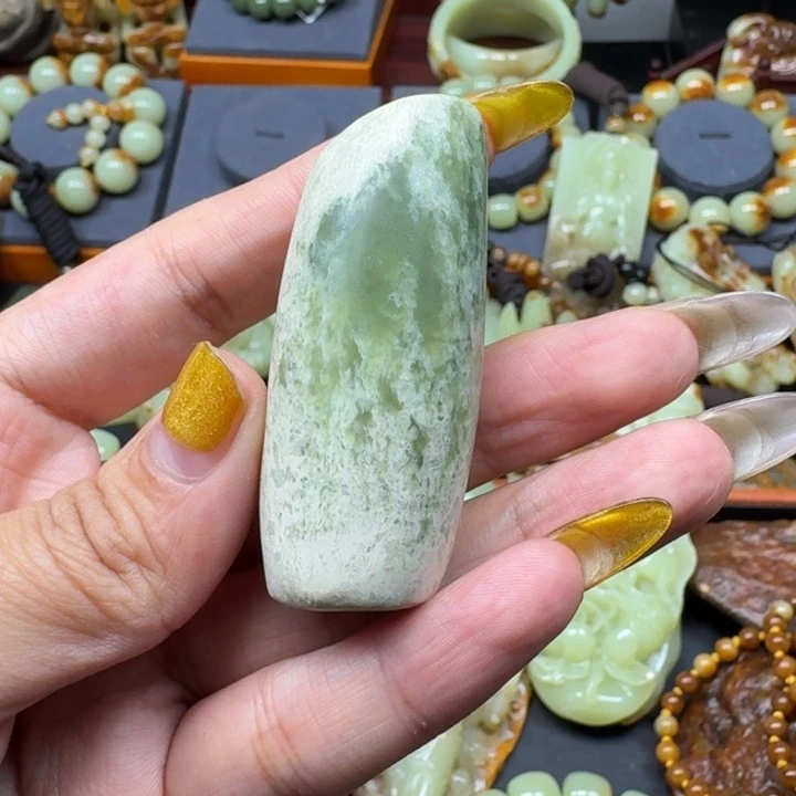 祖***朵未镶嵌岫岩河磨玉（透闪石质玉）把件