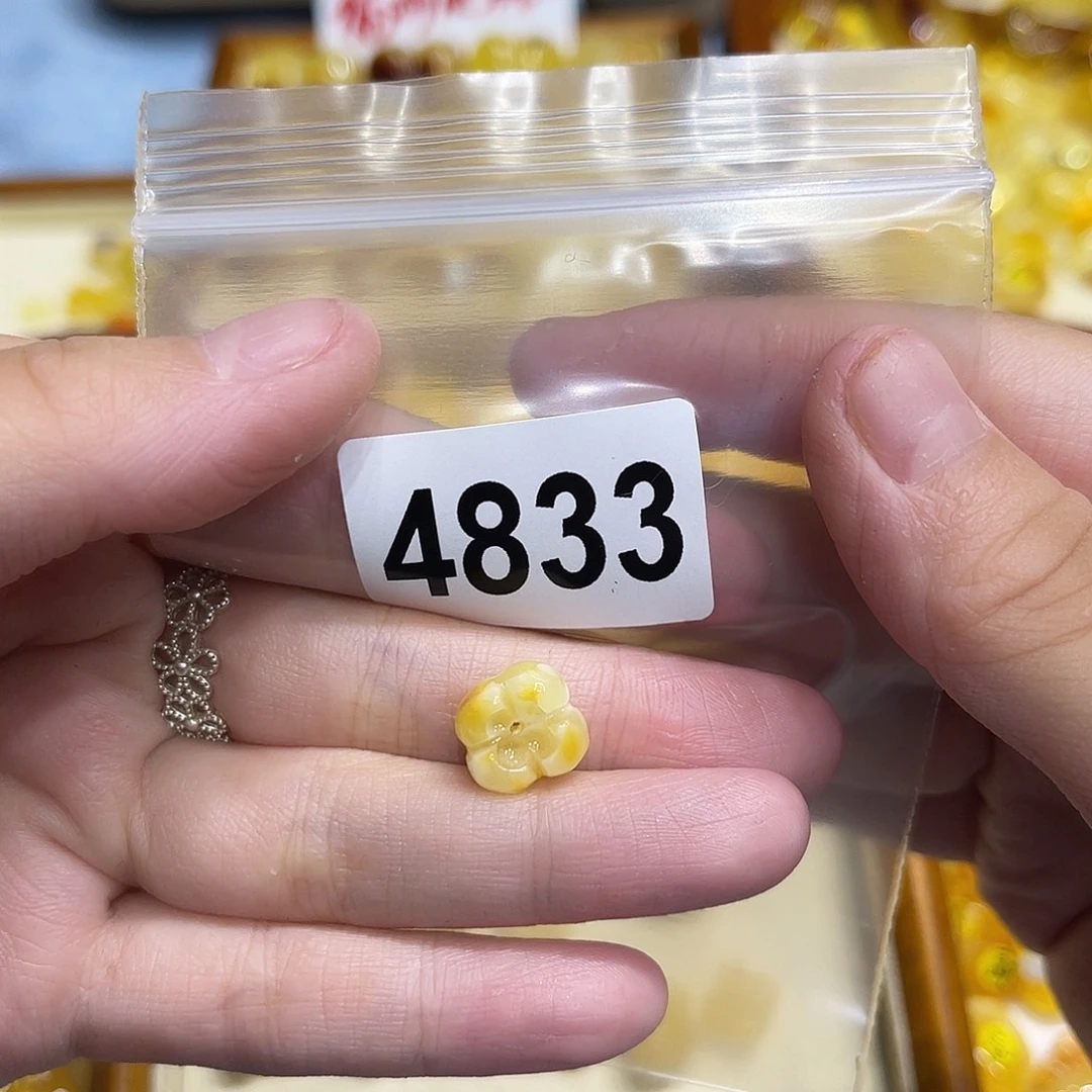 琥珀未镶嵌颈饰蜜蜡