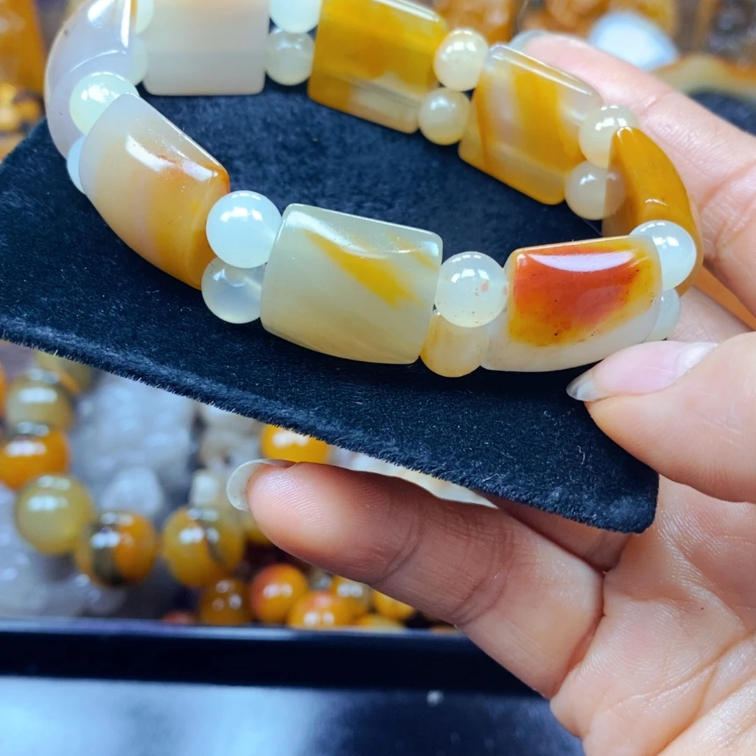 未镶嵌石英质玉（黄龙玉）颈饰