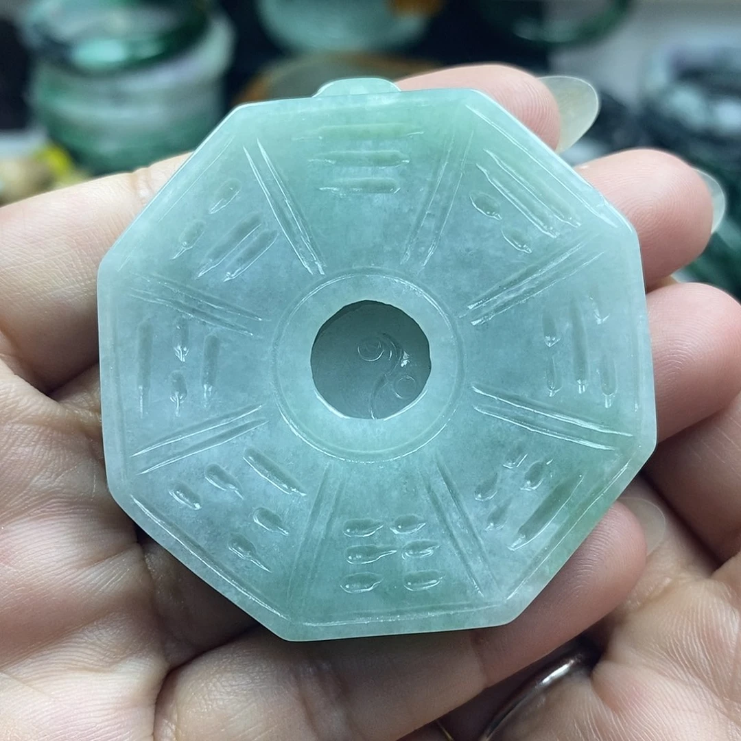 翡翠未镶嵌颈饰牌子
