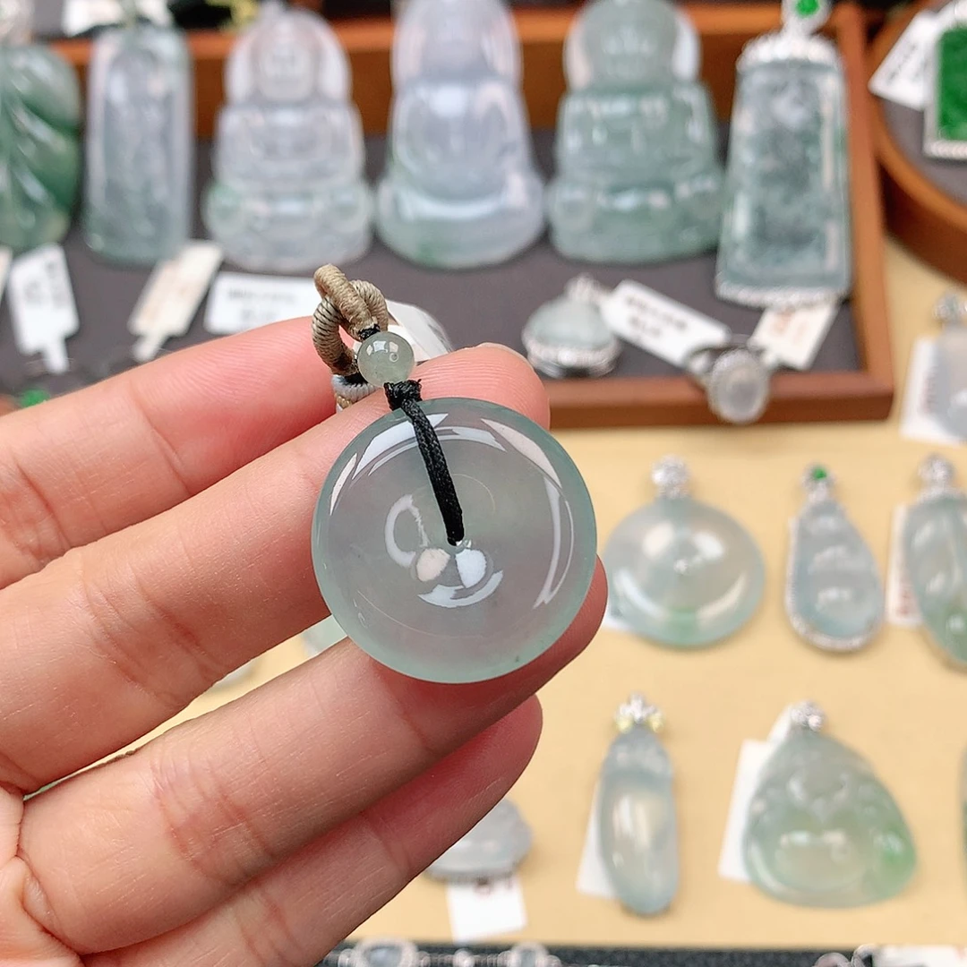 翡翠颈饰未镶嵌平安扣