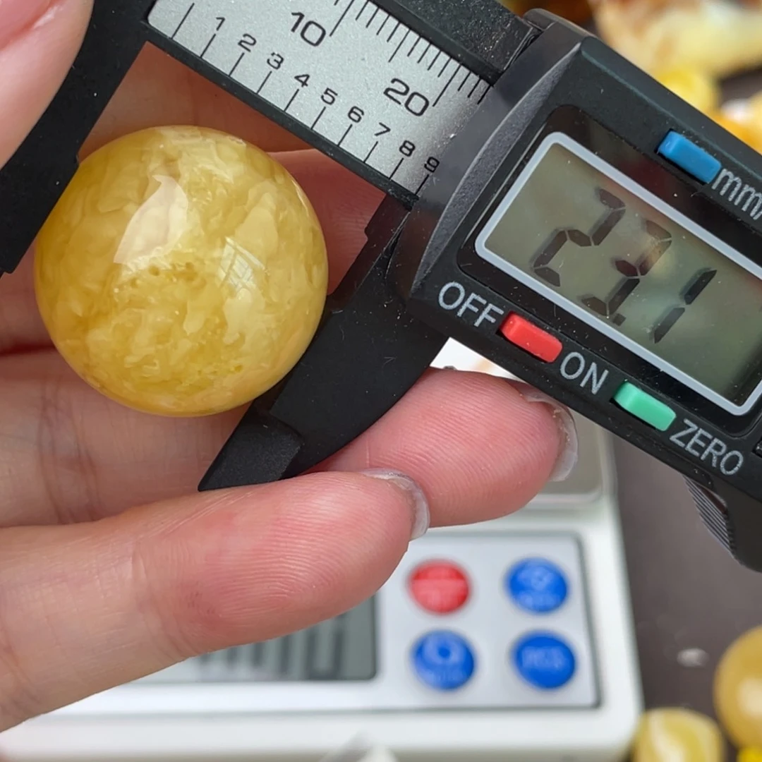 未镶嵌琥珀裸石微瑕122