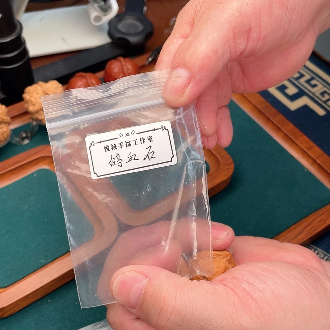 文玩核桃把件鸽血石