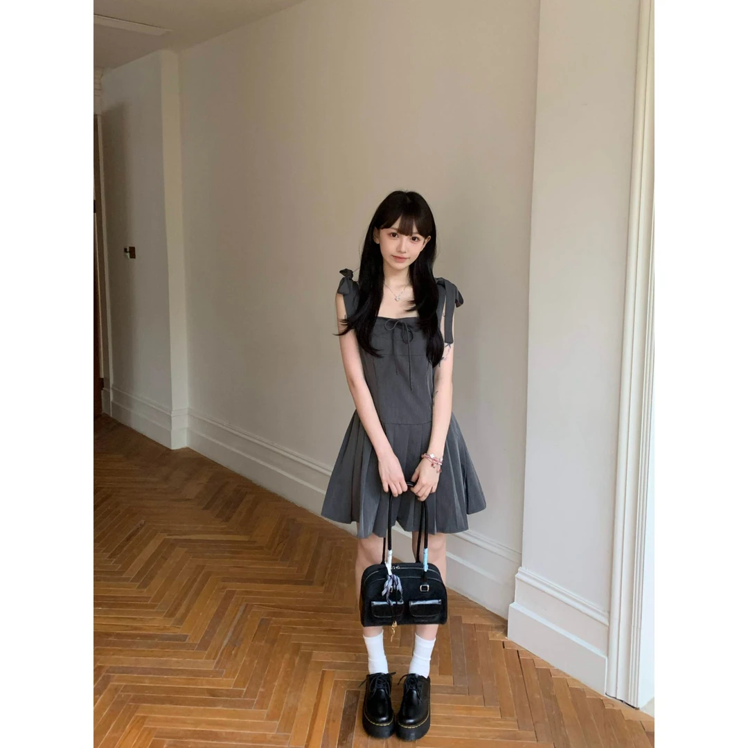 miu系千金风吊带连衣裙女夏修身显瘦韩系学院风灰色方领百褶裙子