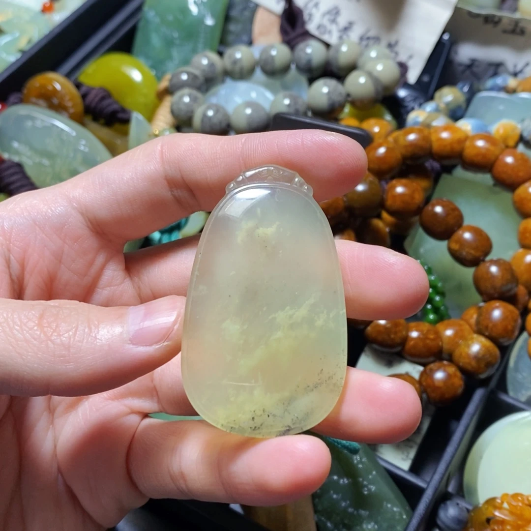 蛇纹石玉未镶嵌颈饰